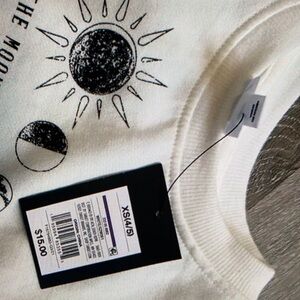 Features moon phases design and stylish blouse